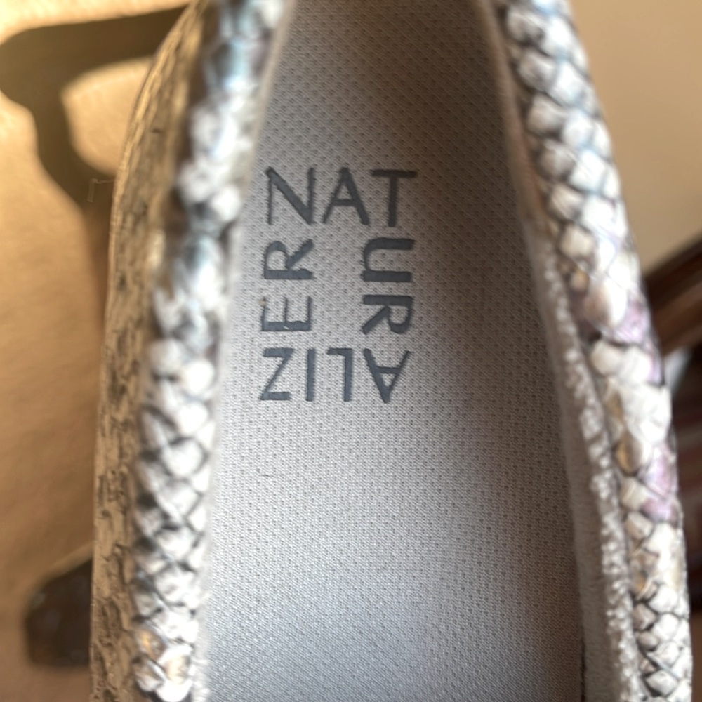 NWOT NATURALIZER AILEEN MERMAID SNAKE PRINT SNEAKERS 7.5 MED DISPLAY PAIR - Picture 9 of 14